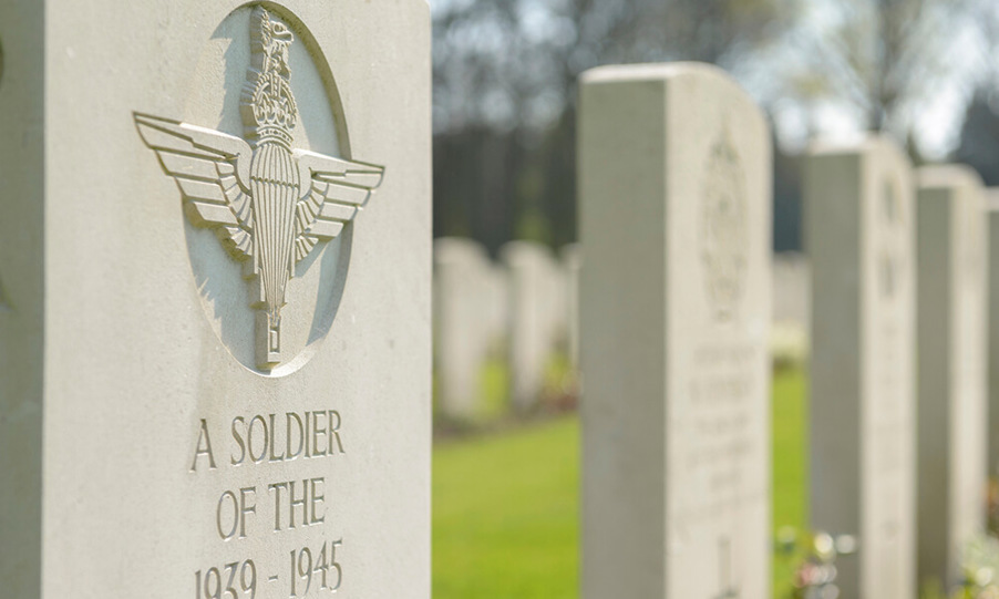 Headstone of an unknown soldier at Oosterbeek