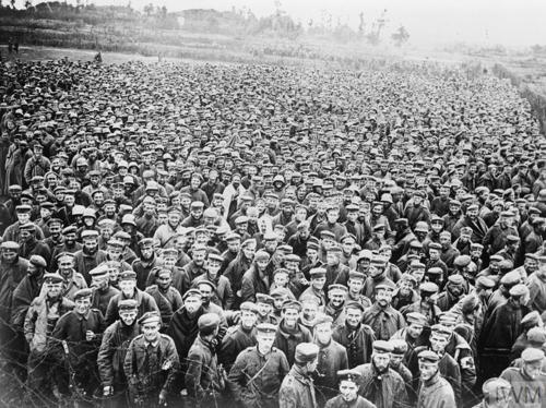 A mass of German prisoners of war captured during the Hundred Days Offensive.