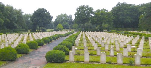 Rheindahlen in Germany showing MOD post WW2 pattern headstones.