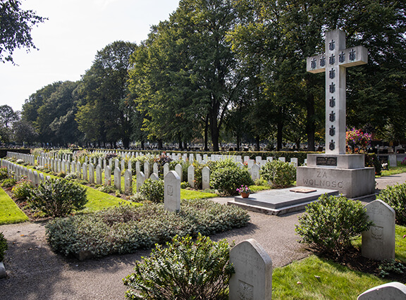The Polish General Buried in a Nottinghamshire War Cemetery