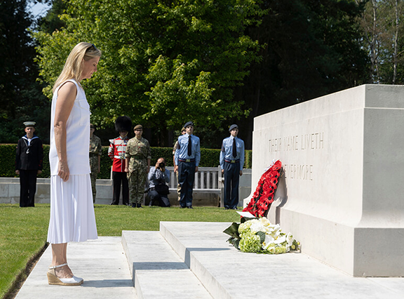 Royals visit Brookwood Military Cemetery