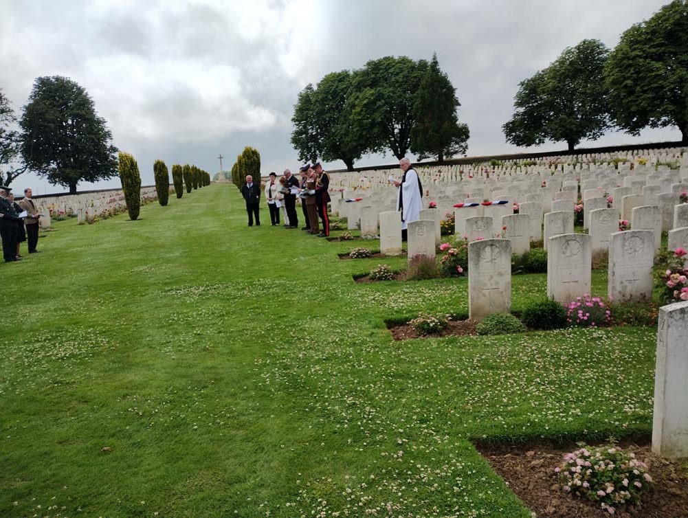 Padre Richard Mutter leads the service for 2/Lt Osborne Jones, 2/Lt Taggart and Pte Grove.