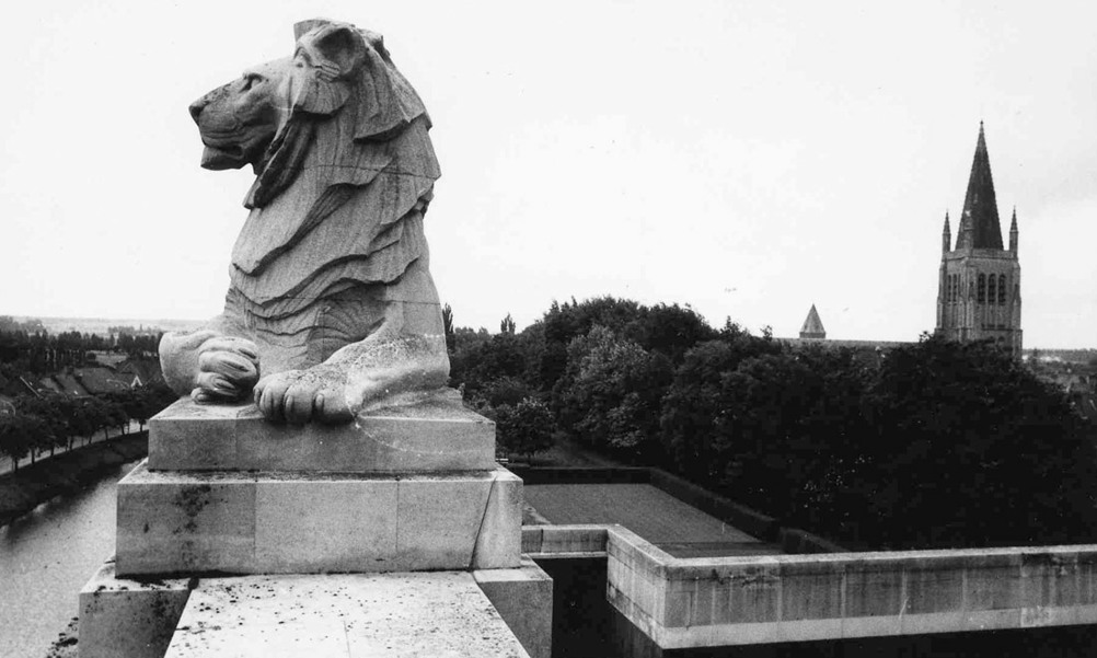 Black and white statue of a lion